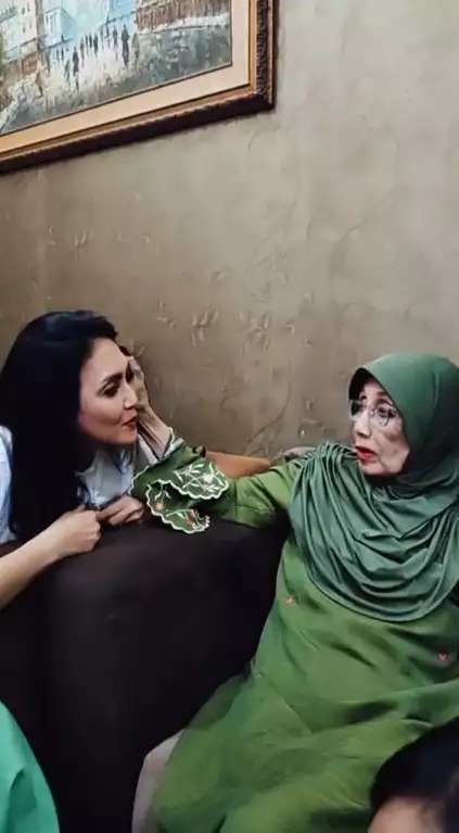 9 Momen Pemain Bajaj Bajuri Jenguk Nani Wijaya, Oneng Nangis Haru Lihat Kondisi Emak!