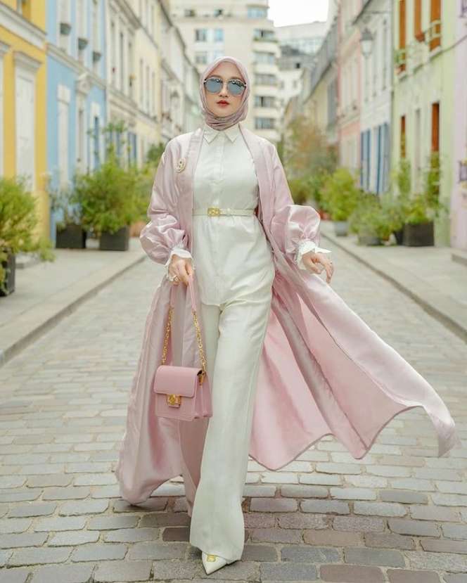 Potret Dian Pelangi Plesiran di Paris, Penampilannya Glamor Banget