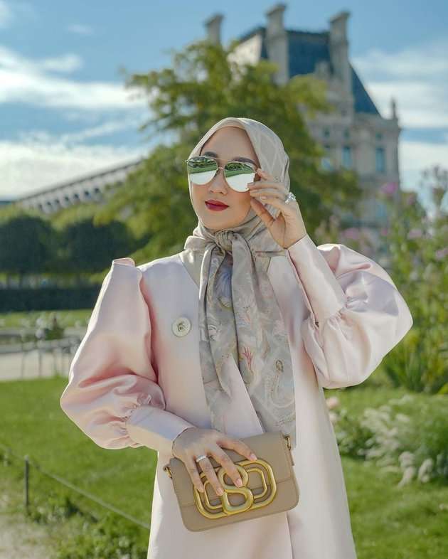 Potret Dian Pelangi Plesiran di Paris, Penampilannya Glamor Banget