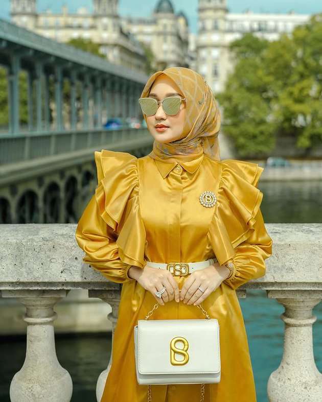 Potret Dian Pelangi Plesiran di Paris, Penampilannya Glamor Banget