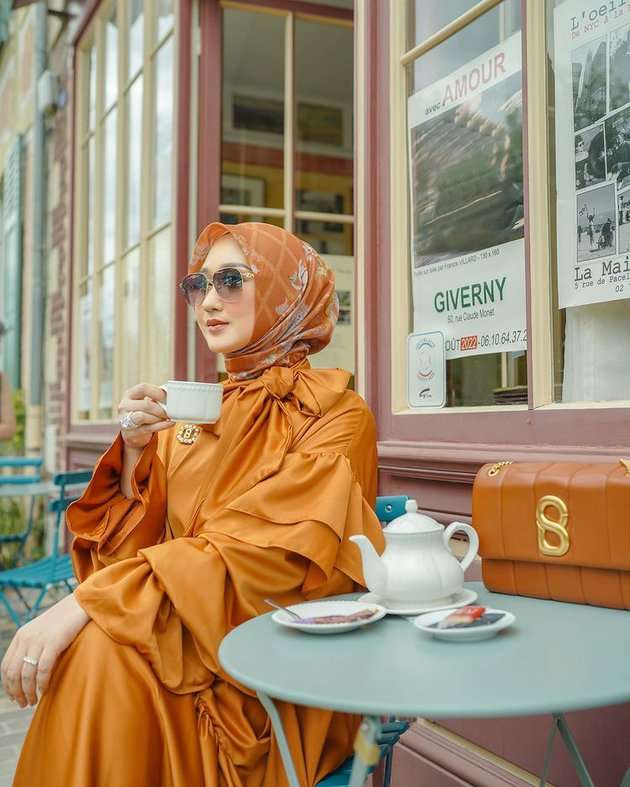 Potret Dian Pelangi Plesiran di Paris, Penampilannya Glamor Banget