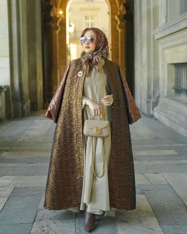 Potret Dian Pelangi Plesiran di Paris, Penampilannya Glamor Banget
