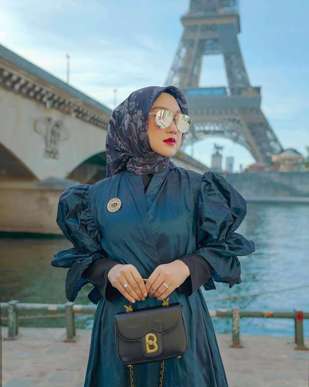 Potret Dian Pelangi Plesiran di Paris, Penampilannya Glamor Banget