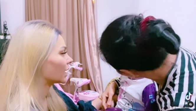 Potret Terbaru DJ Katty Butterfly Usai Ganti Warna Rambut, Penampilannya Bikin Pangling!