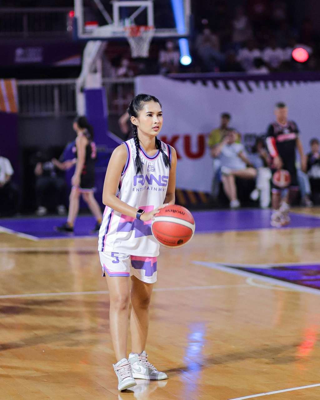 10 Adu Gaya Gisel VS Soraya Rasyid di Lapangan Basket, Hot Mama Lawan Duit Kaget, Siapa Lebih Keren?