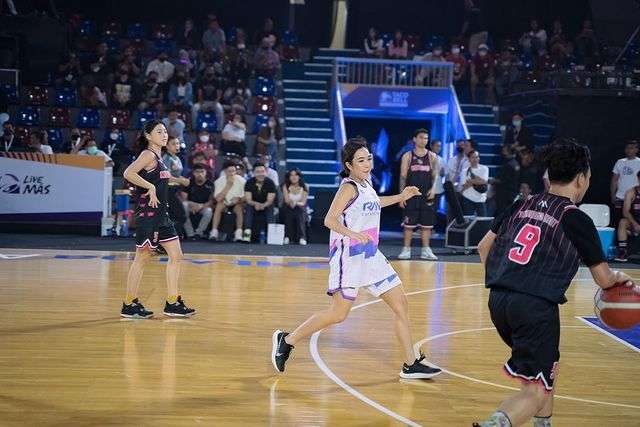 10 Adu Gaya Gisel VS Soraya Rasyid di Lapangan Basket, Hot Mama Lawan Duit Kaget, Siapa Lebih Keren?