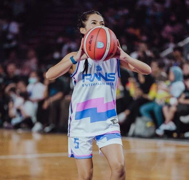 10 Adu Gaya Gisel VS Soraya Rasyid di Lapangan Basket, Hot Mama Lawan Duit Kaget, Siapa Lebih Keren?