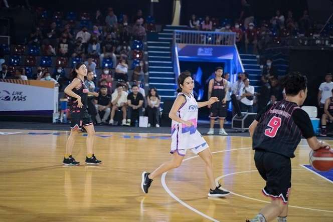 10 Adu Gaya Gisel VS Soraya Rasyid di Lapangan Basket, Hot Mama Lawan Duit Kaget, Siapa Lebih Keren?