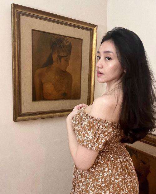 10 Potret Amanda Zahra Bodygoals Bak Gitar Spanyol, Tak Pernah Gagal Jadi Trending Topic!
