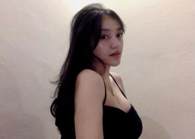 10 Potret Amanda Zahra Bodygoals Bak Gitar Spanyol, Tak Pernah Gagal Jadi Trending Topic!