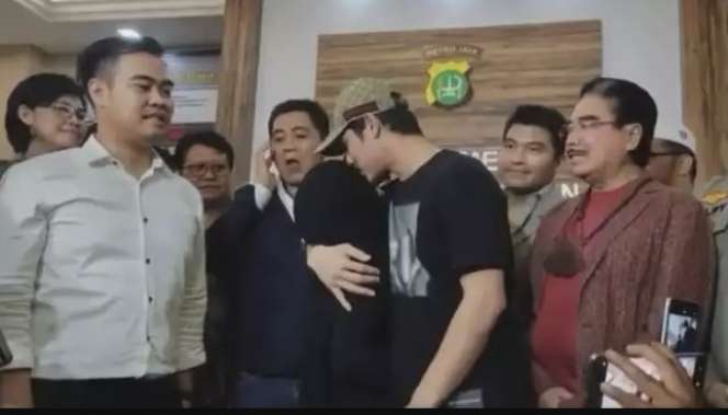 Potret Lesti Kejora dan Rizky Billar Damai di Hadapan Publik, Saling Peluk dan Cium Tangan Bikin Baper!
