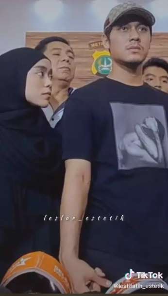 Potret Lesti Kejora dan Rizky Billar Damai di Hadapan Publik, Saling Peluk dan Cium Tangan Bikin Baper!