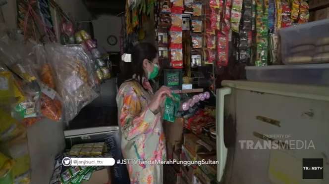 9 Potret Nagita Slavina `Sultan Merakyat` Jajan di Warung, Bak Bocil Lagi Beli Snack, Gemes Banget!