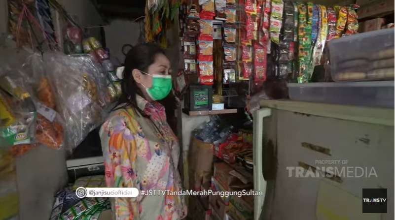 9 Potret Nagita Slavina `Sultan Merakyat` Jajan di Warung, Bak Bocil Lagi Beli Snack, Gemes Banget!