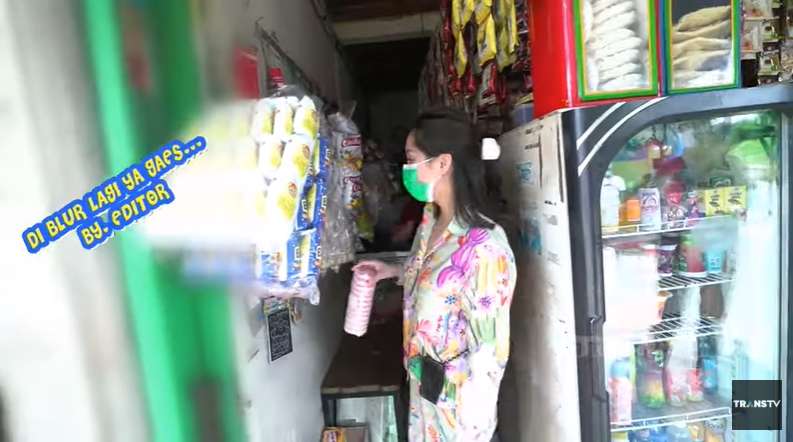 9 Potret Nagita Slavina `Sultan Merakyat` Jajan di Warung, Bak Bocil Lagi Beli Snack, Gemes Banget!