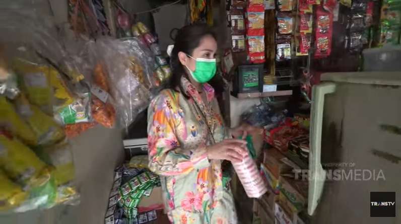 9 Potret Nagita Slavina `Sultan Merakyat` Jajan di Warung, Bak Bocil Lagi Beli Snack, Gemes Banget!