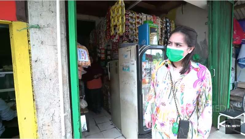 9 Potret Nagita Slavina `Sultan Merakyat` Jajan di Warung, Bak Bocil Lagi Beli Snack, Gemes Banget!