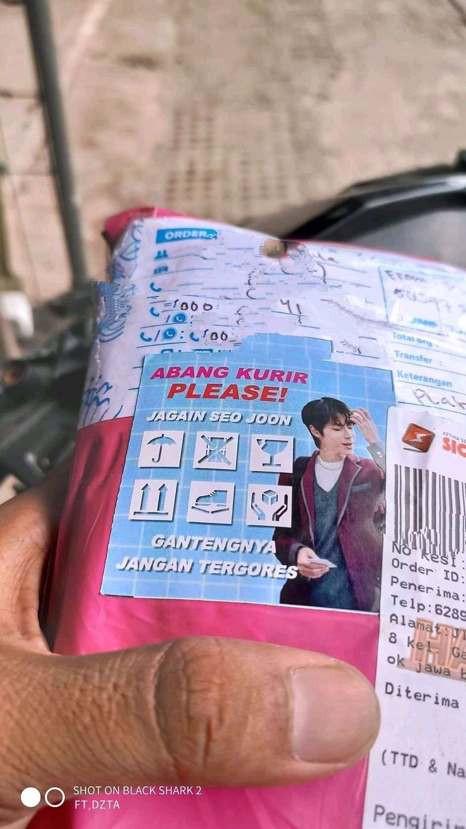 10 Tulisan Kocak Peringatan `Jangan Dibanting` di Paket Barang, Abang Kurir Auto Nyengir!