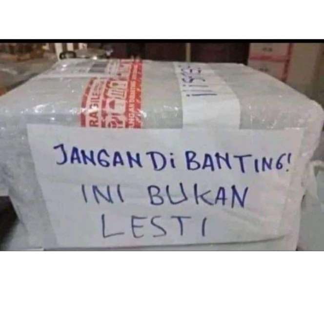10 Tulisan Kocak Peringatan `Jangan Dibanting` di Paket Barang, Abang Kurir Auto Nyengir!