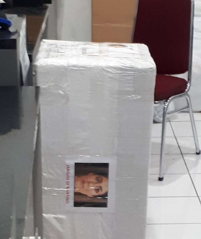 10 Tulisan Kocak Peringatan `Jangan Dibanting` di Paket Barang, Abang Kurir Auto Nyengir!