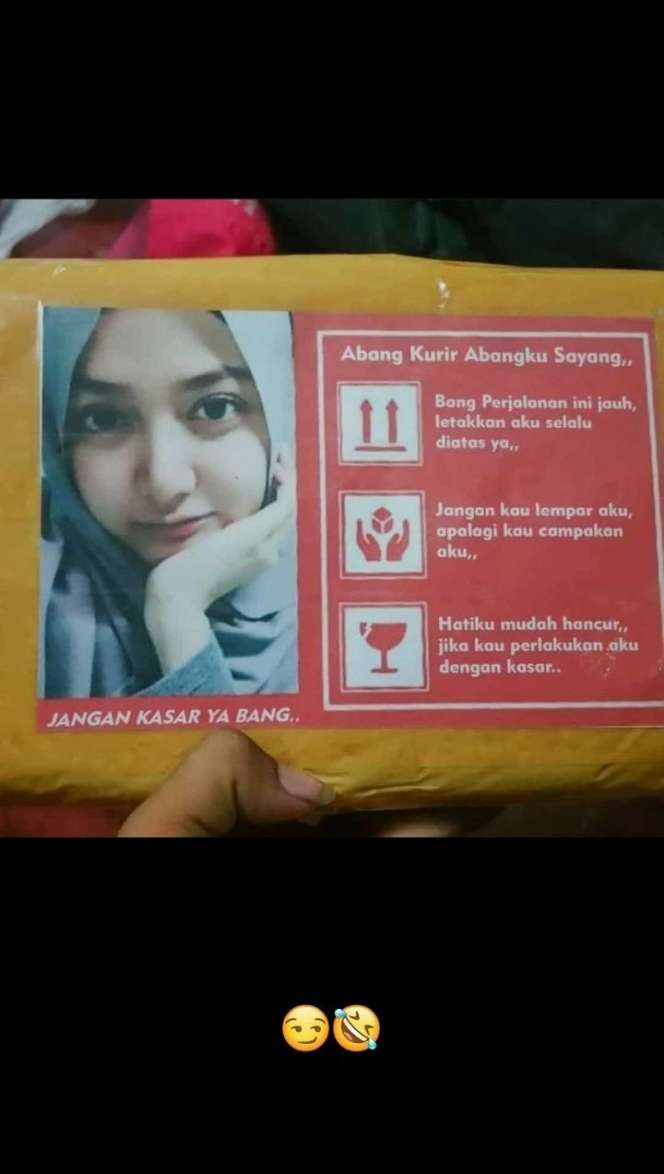 10 Tulisan Kocak Peringatan `Jangan Dibanting` di Paket Barang, Abang Kurir Auto Nyengir!
