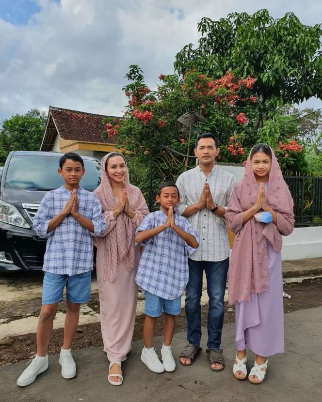 Jarang Tersorot, Potret Keluarga Oka Antara yang Selalu Kompak