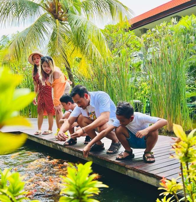 Jarang Tersorot, Potret Keluarga Oka Antara yang Selalu Kompak