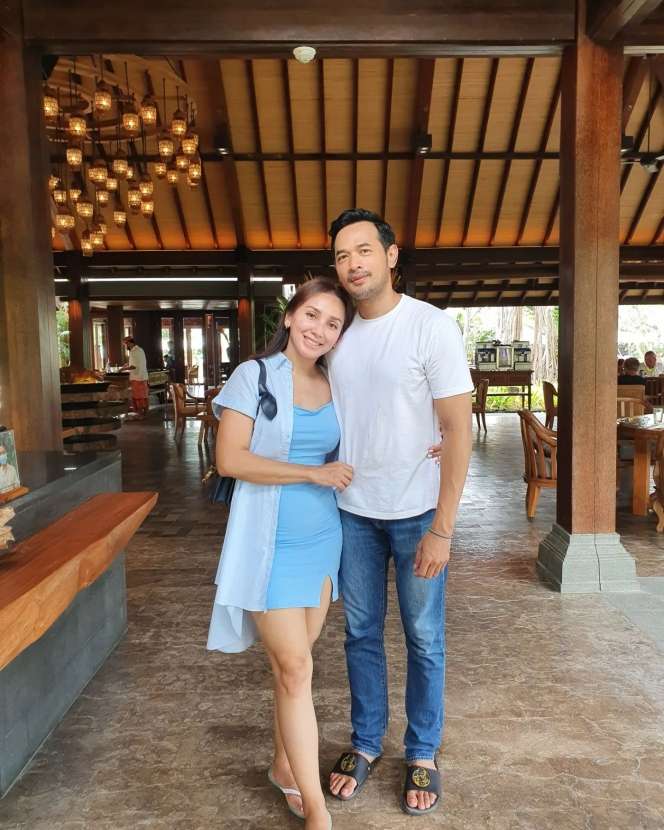 Jarang Tersorot, Potret Keluarga Oka Antara yang Selalu Kompak