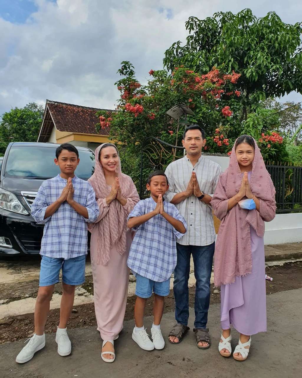 Jarang Tersorot, Potret Keluarga Oka Antara yang Selalu Kompak