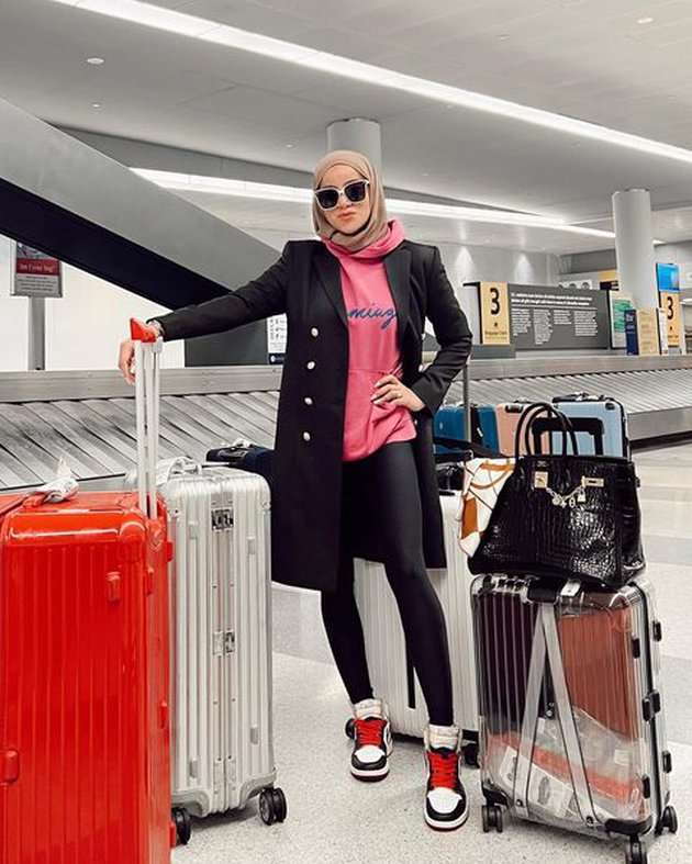 Potret OOTD Olla Ramlan Selalu Serba Mewah
