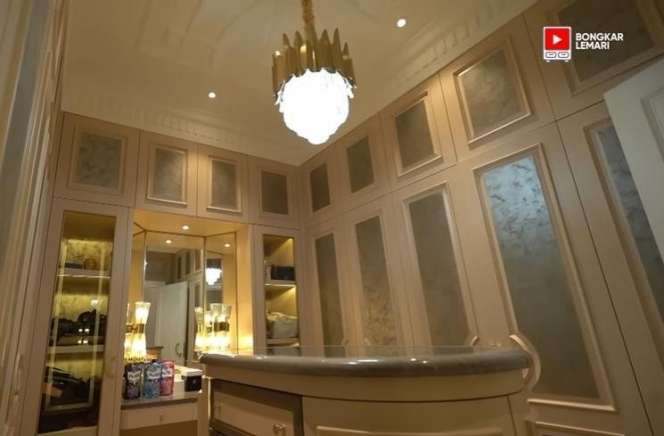 10 Potret Mewahnya Ruang Wardrobe di Rumah Shireen Sungkar, Ada Baju Honeymoon!