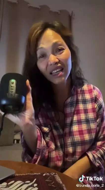 11 Transformasi Bunda Corla 'Ratu Jreng' yang Viral, Dulu Artis Seksi Kini Pegawai Restoran Ayam Goreng!