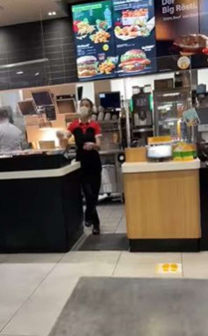 11 Transformasi Bunda Corla 'Ratu Jreng' yang Viral, Dulu Artis Seksi Kini Pegawai Restoran Ayam Goreng!