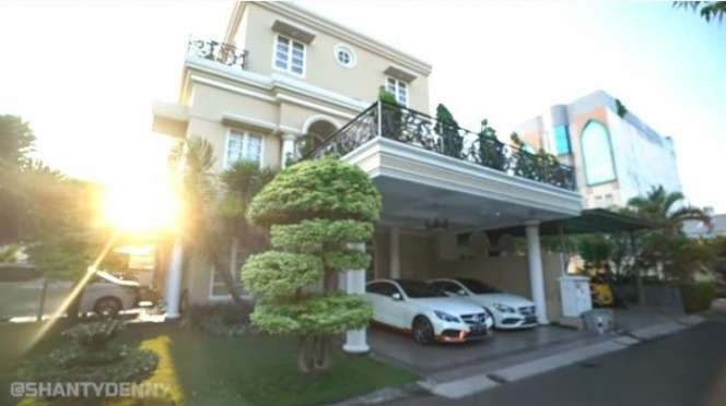 Potret Rumah Pedangdut Bebzie Fatlanay, Megah Bak Istana, Kamar ART Super Mewah!
