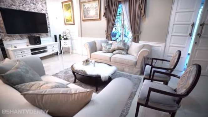 Potret Rumah Pedangdut Bebzie Fatlanay, Megah Bak Istana, Kamar ART Super Mewah!