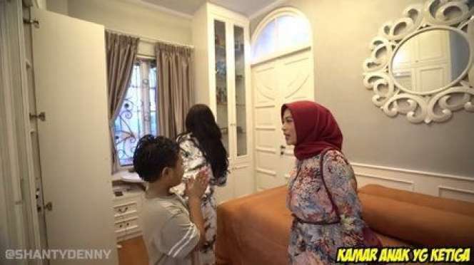 Potret Rumah Pedangdut Bebzie Fatlanay, Megah Bak Istana, Kamar ART Super Mewah!