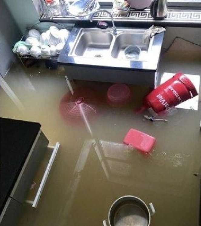 Rumah Mewah Rp13 Miliar Kebanjiran, Artis Terkenal ini Ngungsi Naik Perahu, Lihat 6 Potretnya Miris!