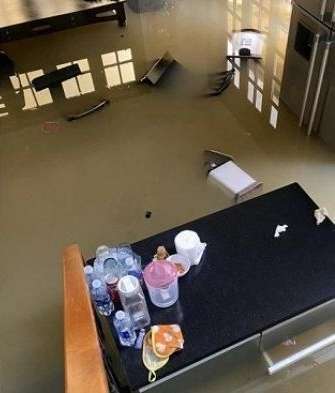 Rumah Mewah Rp13 Miliar Kebanjiran, Artis Terkenal ini Ngungsi Naik Perahu, Lihat 6 Potretnya Miris!