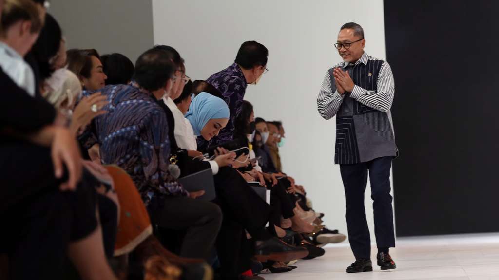 FOTO: Menteri Perdagangan Buka Jakarta Fashion Week 2023