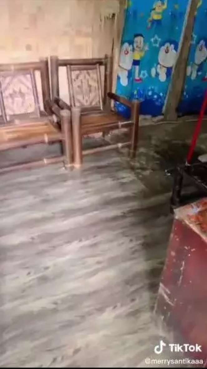 Potret Rumah Sederhana Dari Anyaman Bambu, Pemiliknya Tak Malu Lakukan House Tour!