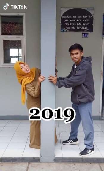 Potret Pernikahan Viral Beda Usia 15 Tahun, `Dulu Guruku Kini Jadi Istriku`