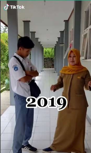 Potret Pernikahan Viral Beda Usia 15 Tahun, `Dulu Guruku Kini Jadi Istriku`