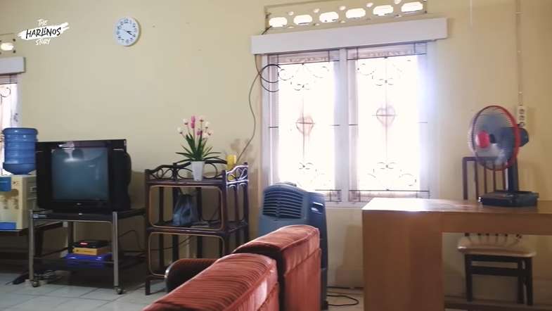 10 Potret Rumah Dude Herlino di Kampung, Jadul & Sederhana di Dekat Empang, Ada Kursi Goyang!