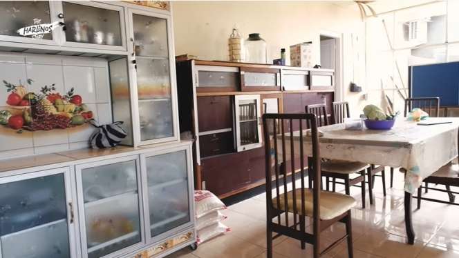 10 Potret Rumah Dude Herlino di Kampung, Jadul & Sederhana di Dekat Empang, Ada Kursi Goyang!