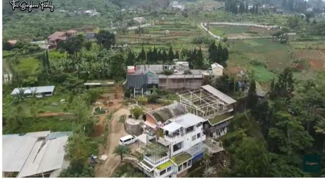 Potret Rumah Mewah Milik Mark Sungkar, Ada Green House Super Luas!