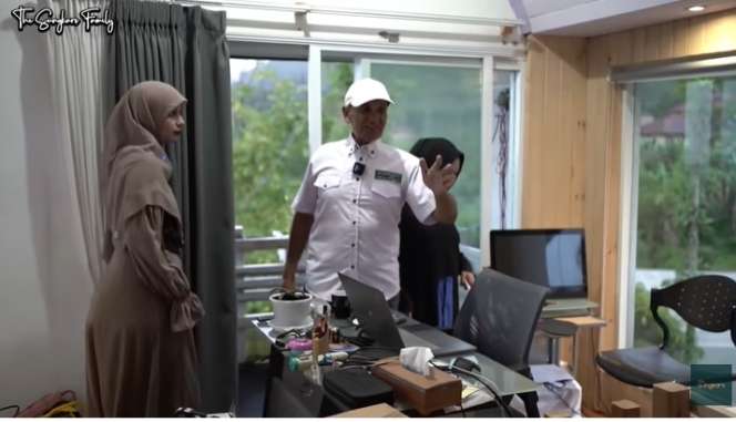 Potret Rumah Mewah Milik Mark Sungkar, Ada Green House Super Luas!