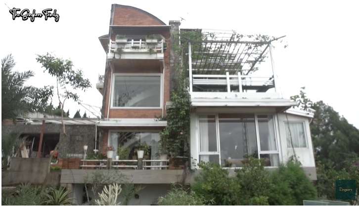Potret Rumah Mewah Milik Mark Sungkar, Ada Green House Super Luas!