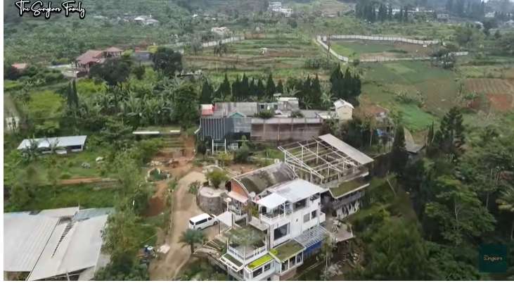 Potret Rumah Mewah Milik Mark Sungkar, Ada Green House Super Luas!