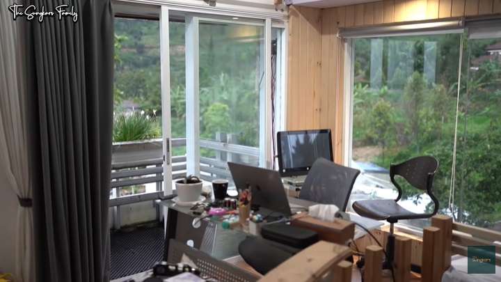 Potret Rumah Mewah Milik Mark Sungkar, Ada Green House Super Luas!