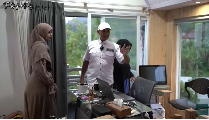 Potret Rumah Mewah Milik Mark Sungkar, Ada Green House Super Luas!
